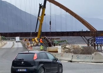 Kujdes shoferë! Ndërtimi i urës së re, nis devijimi trafiku i mjeteve që vijnë nga…