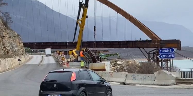 Kujdes shoferë! Ndërtimi i urës së re, nis devijimi trafiku i mjeteve që vijnë nga…