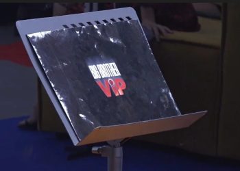 Zarf i zi pak orë para spektaklit, banorët e presin me ulërima!