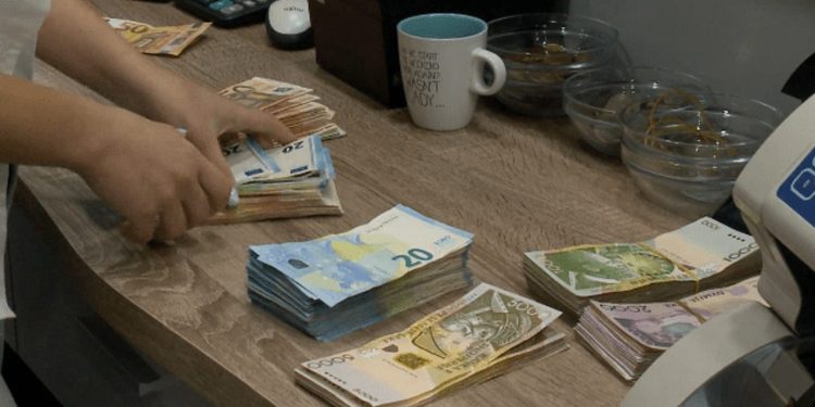 Nuk ndalet Euro dhe Dollari/ Çfarë ka ndodhur sot me këmbimin valutor…