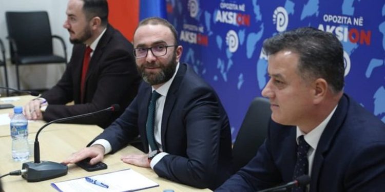 Njoftoi bashkimin e PD, por a e njeh Berishën si kryetar? Ja si përgjigjet Gaz Bardhi…