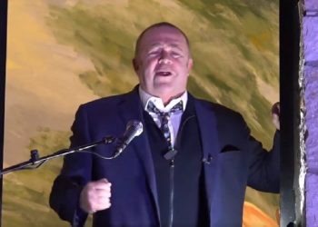 VIDEO – Humori i zi: Gjergj Luca në “arrest shtëpie”, militantët e tij mblidhen poshtë ballkonit