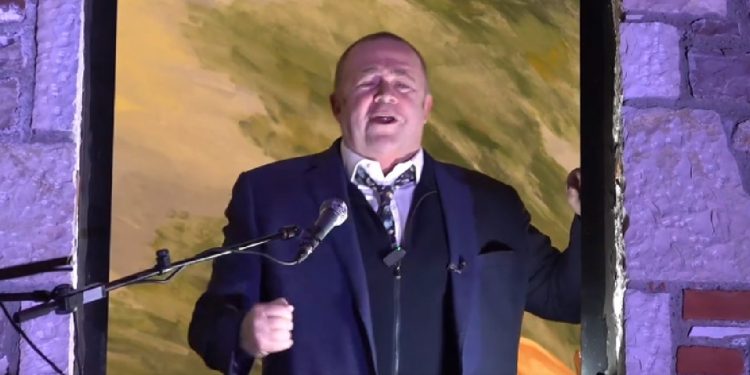 VIDEO – Humori i zi: Gjergj Luca në “arrest shtëpie”, militantët e tij mblidhen poshtë ballkonit