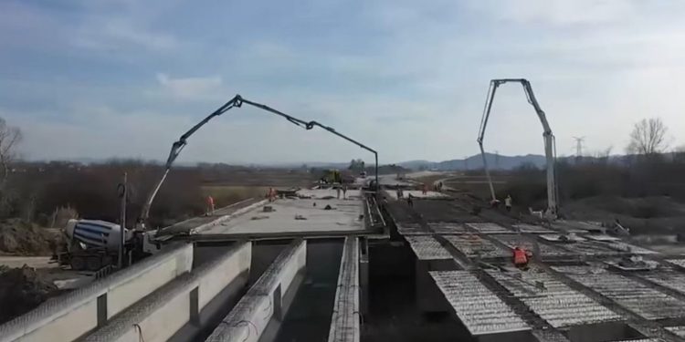 Pamje nga kantieri Thumanë-Kashar, punimet pritet të përfundojnë më datën…