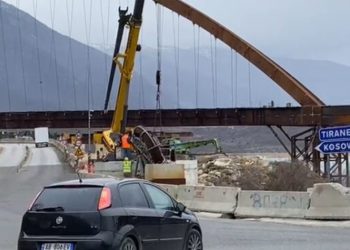 E lartë 56 metra dhe peshon mbi 5 mijë ton, ura e madhe në Kukës gati për…