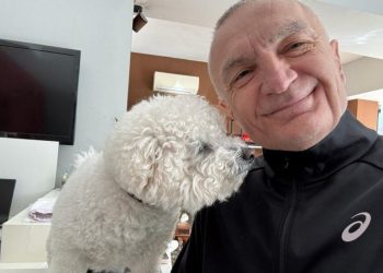 “Ti shok ke gomarin”/ Ilir Meta zihet me komentuesit për qenin: Turp të kesh që…