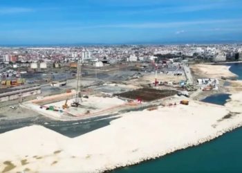 Punimet në kantierin e portit të ri turistik në Durrës, Rama: Plazhi i ri do të…