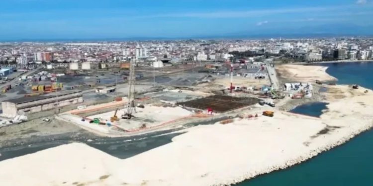 Punimet në kantierin e portit të ri turistik në Durrës, Rama: Plazhi i ri do të…