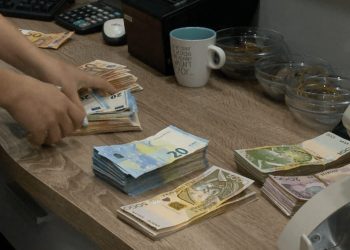 E FUNDIT/ Çfarë po ndodh me këmbimin valutor, Euro e pëson keq ditën e parë të muajit Prill…