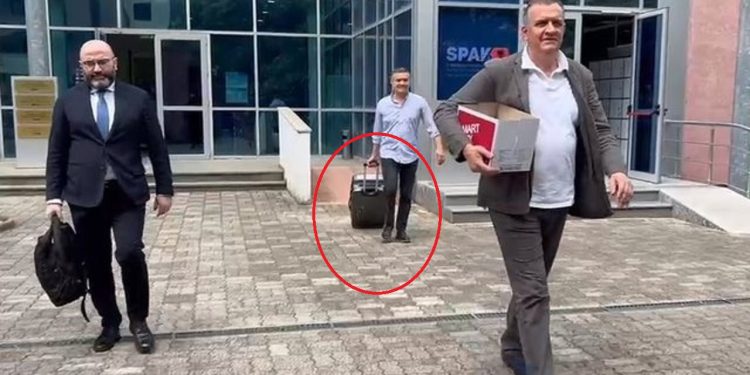Çfarë ndodhi?! Ish-ministri Ilir Beqaj del me valixhe nga zyrat e SPAK-ut…