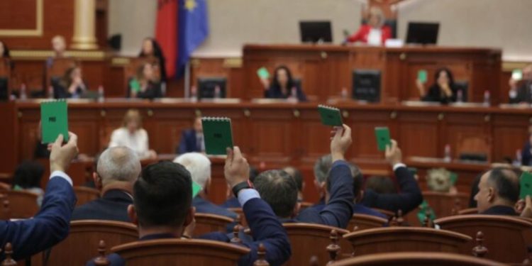 Miratohet ngritja e Komisionit të Posaçëm, kush janë 6 deputetët që votuan kundër