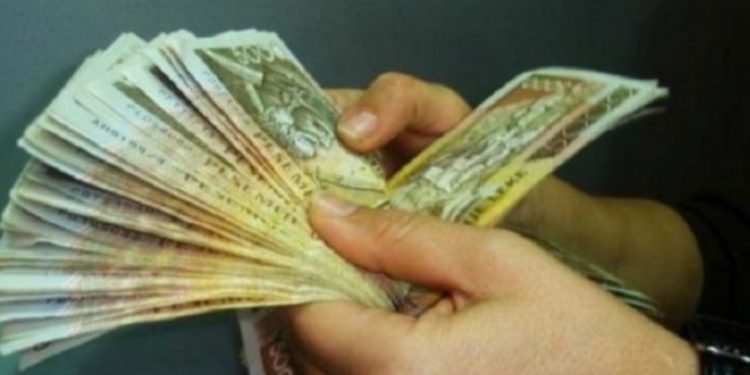 Banka e Shqipërisë u hoqi licencat, kush ka marrë kredi nuk do të…