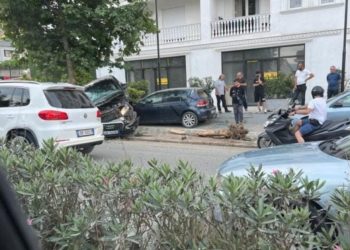 Aksident i rëndë në Institut, makinat përfundojnë mbi trotuar…