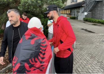 Para ndeshjes me Spanjën, Broja surprizon fansat kuqezi (Ja pamjet)