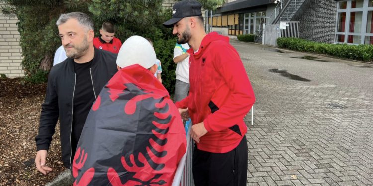 Para ndeshjes me Spanjën, Broja surprizon fansat kuqezi (Ja pamjet)