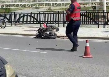 E FUNDIT/ Aksident i rëndë në Berat, motori përplas kalimtaren, me urgjencë…