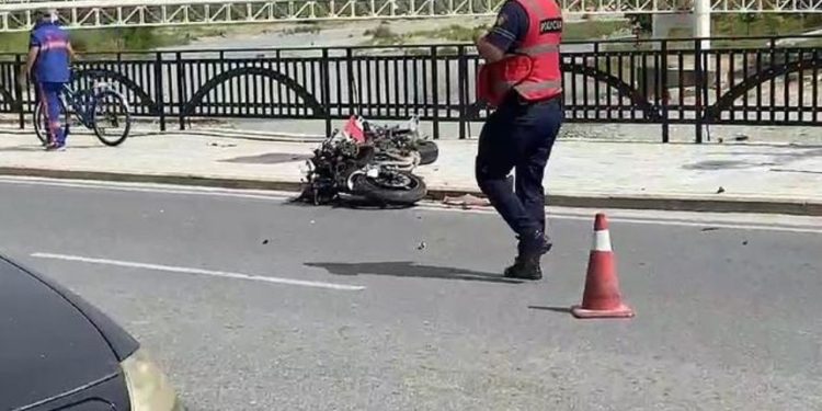 E FUNDIT/ Aksident i rëndë në Berat, motori përplas kalimtaren, me urgjencë…