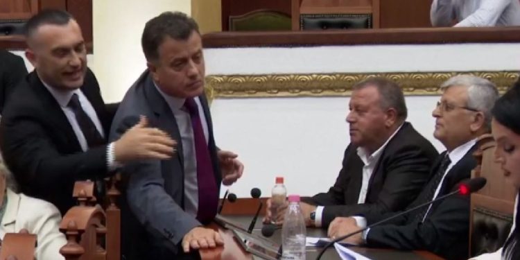 EMRAT/ Kaosi në Kuvend, kush janë 5 deputetët e Sali Berishës që do të ndëshkohen…
