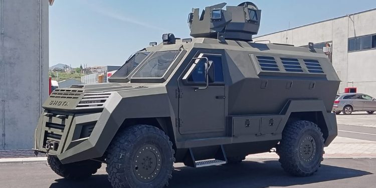 Prodhohet makina e parë Shqiptare e blinduar, njihuni me këtë “bishën” që…