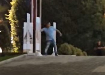 VIDEO e pazakontë! Qëllon me gur drejt Kryeministrisë së Ramës, arrestohet…