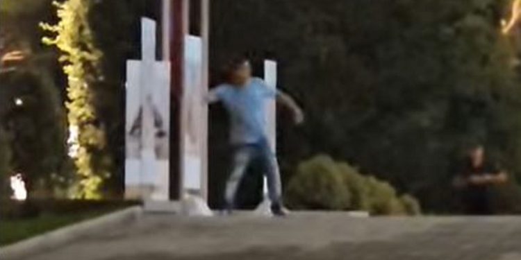 VIDEO e pazakontë! Qëllon me gur drejt Kryeministrisë së Ramës, arrestohet…