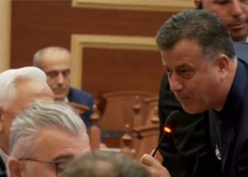 Flamur Noka i merr mikrofonin Nasip Naços, përplaset edhe me gardistin…