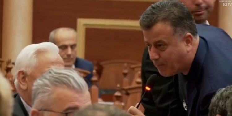Flamur Noka i merr mikrofonin Nasip Naços, përplaset edhe me gardistin…