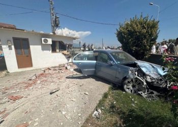 E FUNDIT/ Aksident i rëndë në Kamëz, makina përfundon në oborrin e një banese…