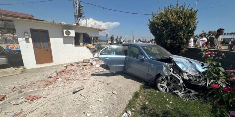 E FUNDIT/ Aksident i rëndë në Kamëz, makina përfundon në oborrin e një banese…