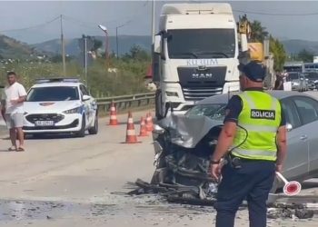 E FUNDIT/ Aksident i rëndë në aksin Peqin-Rrogozhinë, përplasen dy makina…