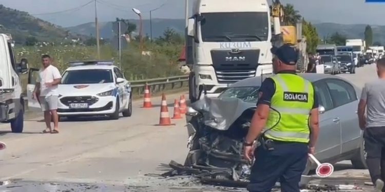 E FUNDIT/ Aksident i rëndë në aksin Peqin-Rrogozhinë, përplasen dy makina…