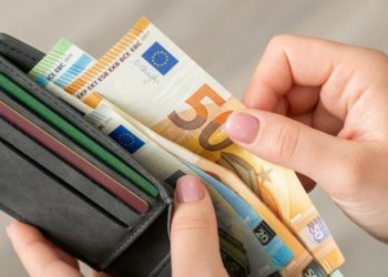 Tronditet tregu! Euro e nis javën më pak se 100 Lekë, ç’po ndodh sot në disa pika të këmbimit valutor