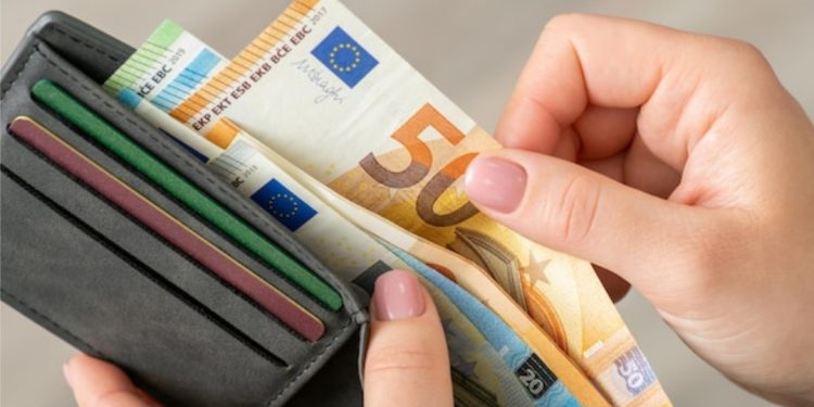 Tronditet tregu! Euro e nis javën më pak se 100 Lekë, ç’po ndodh sot në disa pika të këmbimit valutor