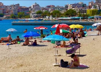 “Task-Force” ndërhyn në plazhin e Durrësit, lirohen hapërisat publike…