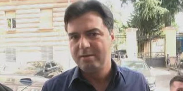 “Vulën” ia mori Berisha/ Do krijosh parti të re? Përgjigjet Lulzim Basha…