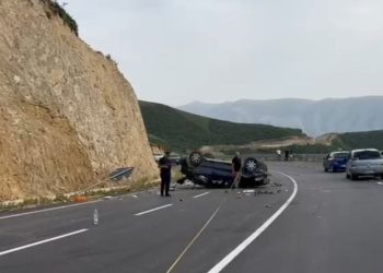 E FUNDIT/ Aksident i rëndë në Vlorë, makina e kthyer përmbys bëhet copë, vdes i riu…