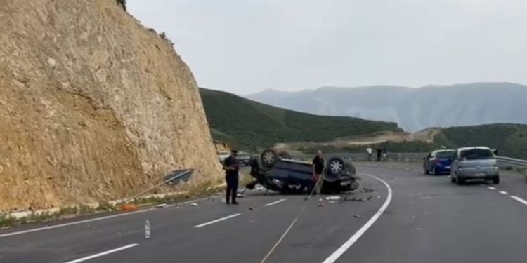 E FUNDIT/ Aksident i rëndë në Vlorë, makina e kthyer përmbys bëhet copë, vdes i riu…