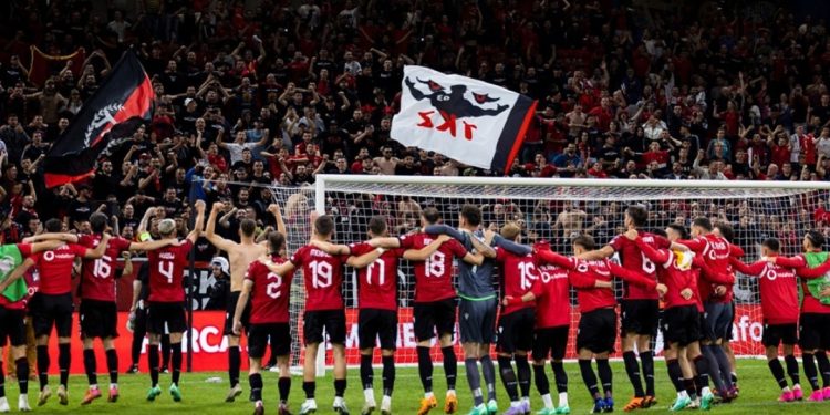 Ish-futbollisti britanik befason: Italia eliminohet që në grupe, Shqipëria renditet e…