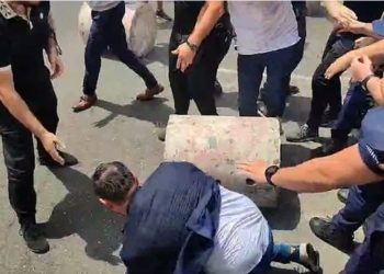 Klevis Balliu rrëzohet në tokë, deputetët e Berishë u sulen policëve: Do t’i q* robt…