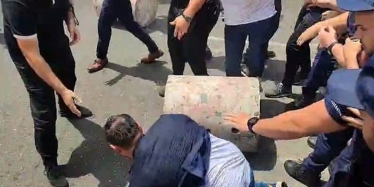 Klevis Balliu rrëzohet në tokë, deputetët e Berishë u sulen policëve: Do t’i q* robt…