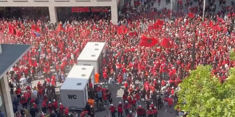 Pamje FANTASTIKE! Tifozët Shqiptarë pushtojnë Gjermaninë, mediat italiane po çmenden nga…