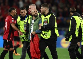 E FUNDIT/ Tifoz në fushë dhe mesazh provokues, UEFA “godet” Shqiperinë…