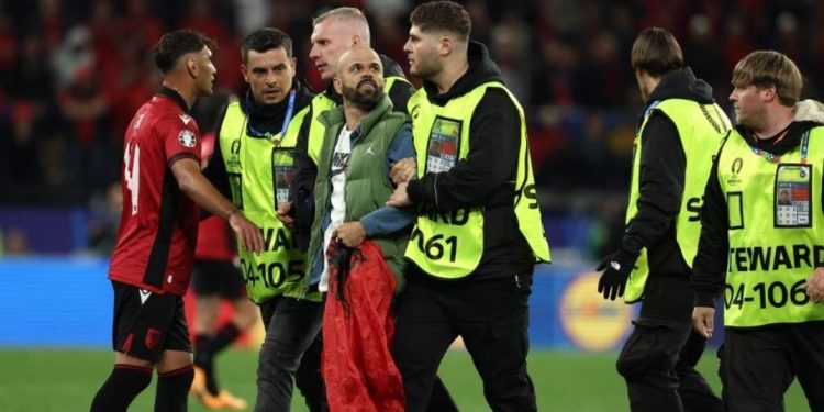 E FUNDIT/ Tifoz në fushë dhe mesazh provokues, UEFA “godet” Shqiperinë…