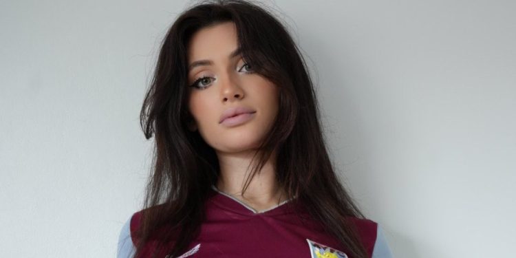 Tifozja hot e Anglisë “tërbon” fansat: Do të zhvishem nëse ndodh kjo gjë…