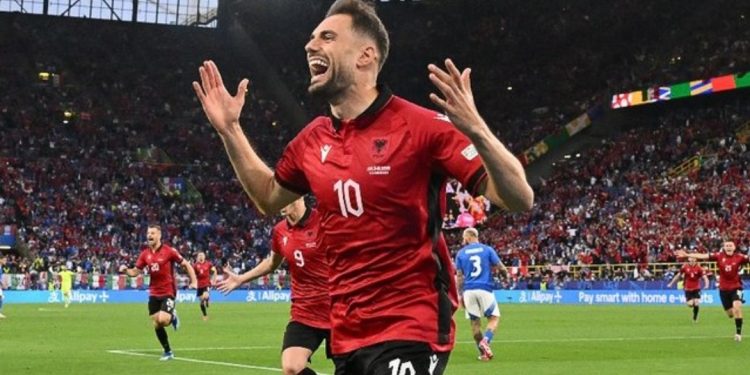 Mbyllet ankandi/ Fanella e Nedim Bajramit shitet për shumën “marramendëse”