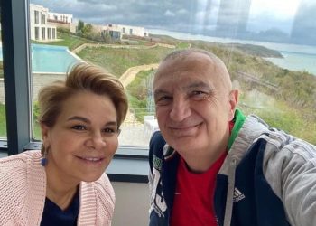 Vazhdon “teatri” i ndarjes/ Divorci me Metën, reagon për herë të parë Kryemadhi: Nuk e di…