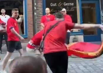 VIDEO po bën “namin” në rrjet/ Flamuri kuqezi tërbon spanjollët, loja me demat bëhet…