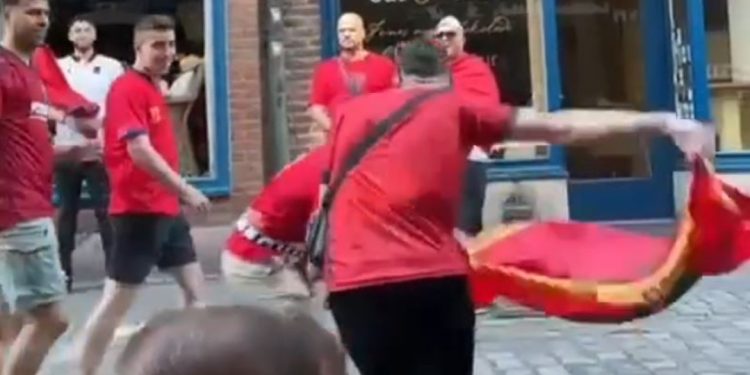 VIDEO po bën “namin” në rrjet/ Flamuri kuqezi tërbon spanjollët, loja me demat bëhet…