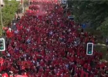 “Vullkani” kuqezi/ Shqiptarët dhurojnë spektakël në Dusseldorf, nis marshimi drejt…