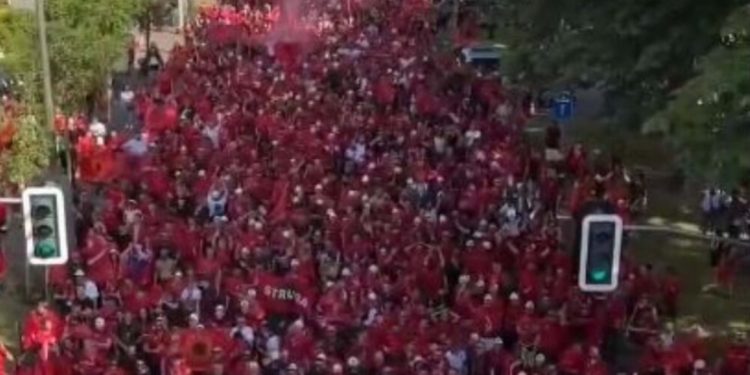 “Vullkani” kuqezi/ Shqiptarët dhurojnë spektakël në Dusseldorf, nis marshimi drejt…